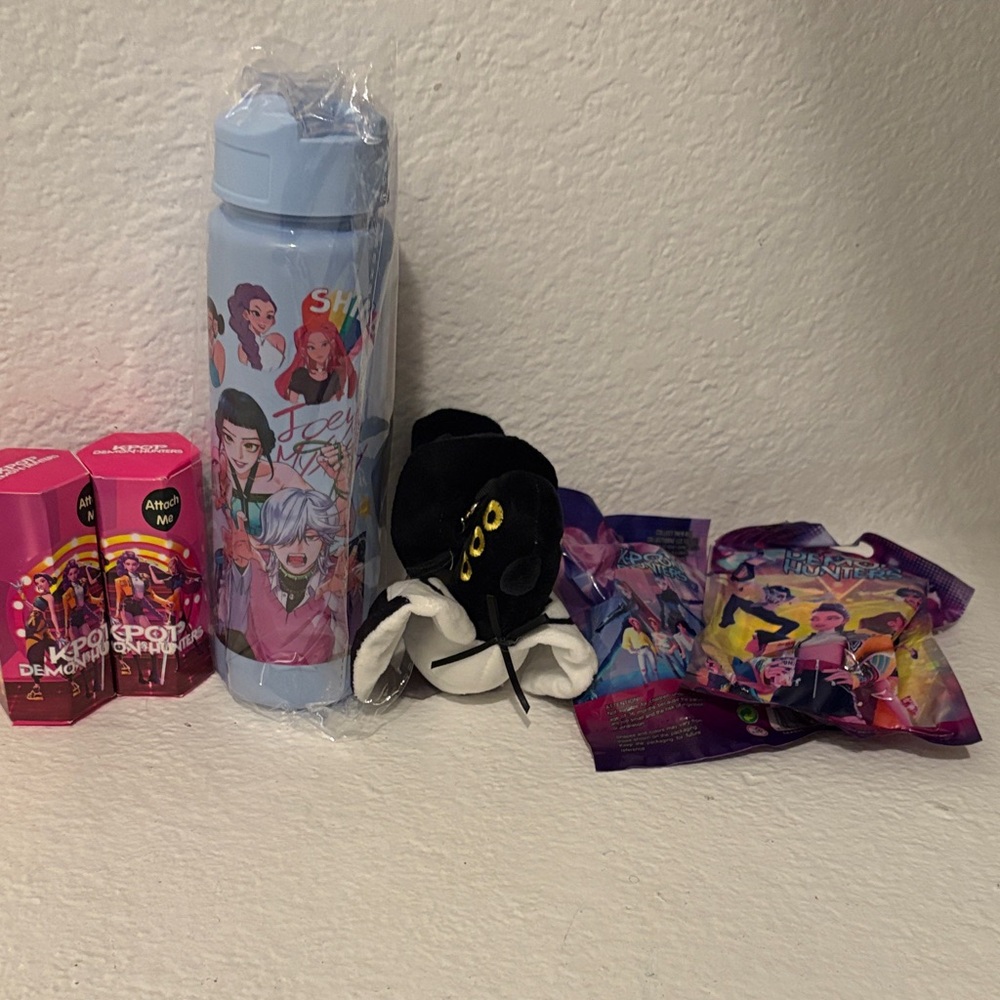 K-pop Character Water Bottle and Accessories Set